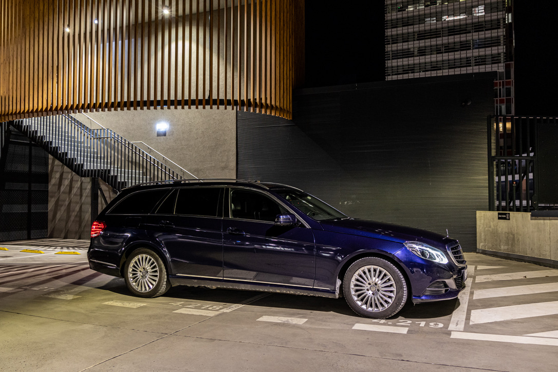 Mercedes-Benz E-Class Combi Blue - Side